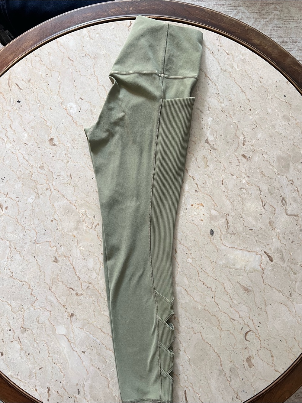 Athleta‎ Salutation Stash Pocket II Cutout 7/8 Leggings
Women’s Size Small